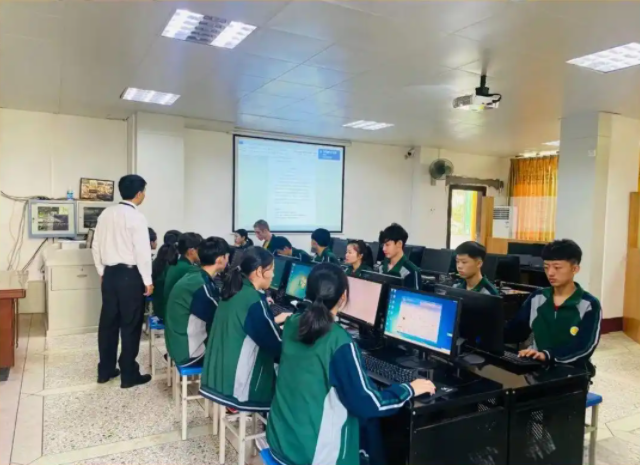 落实根底教育阶段积极推进残疾学生享有15年免费教育