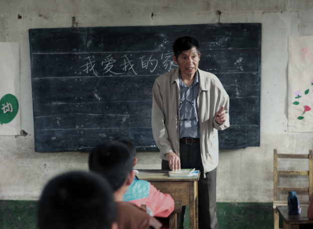 向好而变校园教育设施健全教育环境美了村庄教师待遇也大大提升