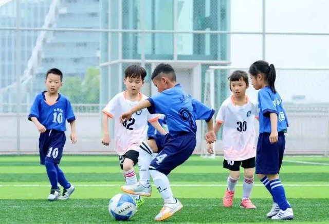 同时挖掘有爱好有潜力的孩子加入社团和校正接受拔高练习
